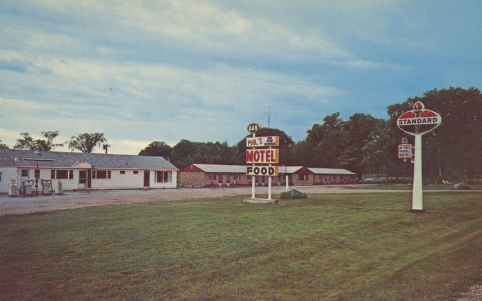 Bates Motel (Phils Bar Motel Cafe - Standard Super Service, Lone Wolf Saloon and Motel) - Vintage Postcard